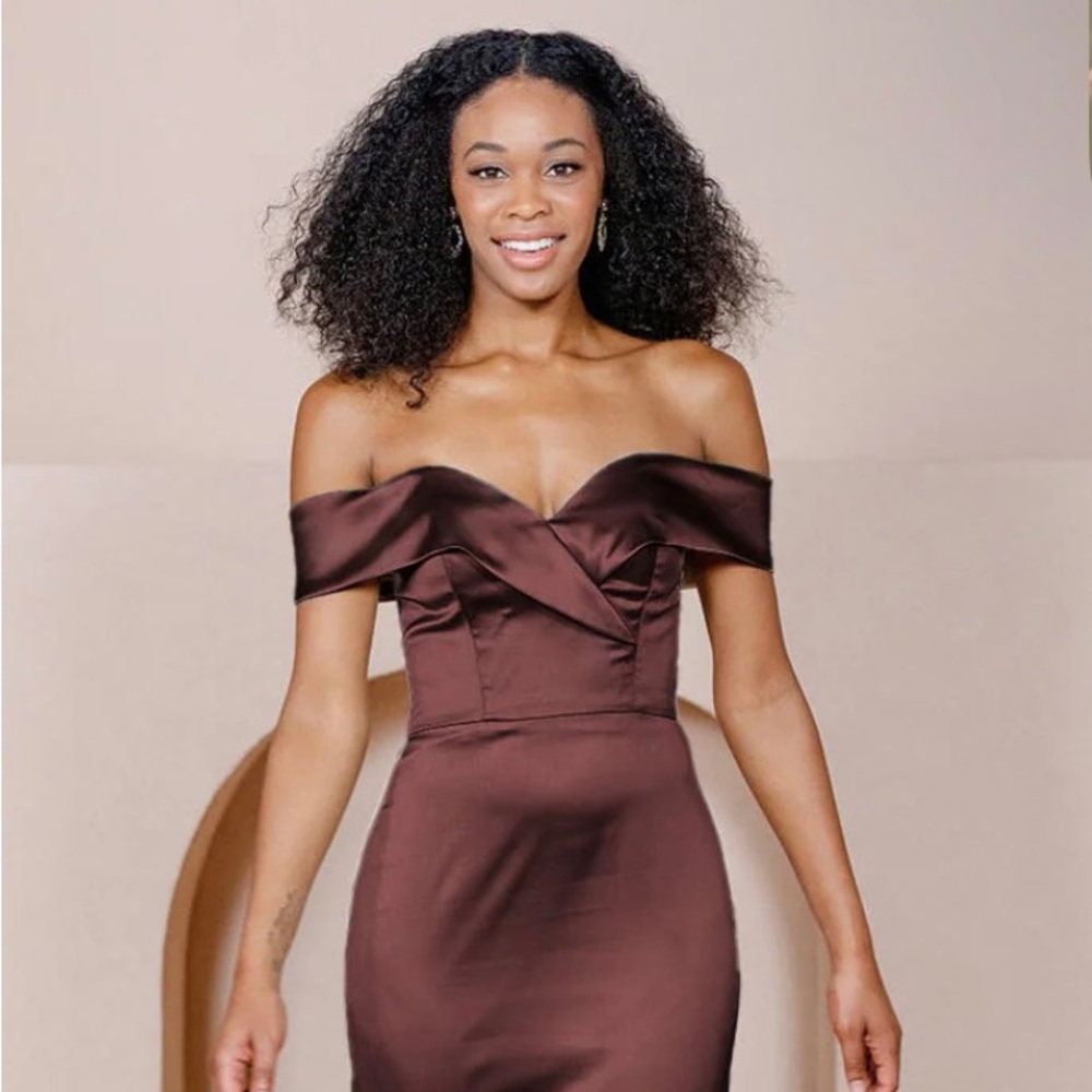 I am selling a brand new , unworn, Relvery dress in satin!